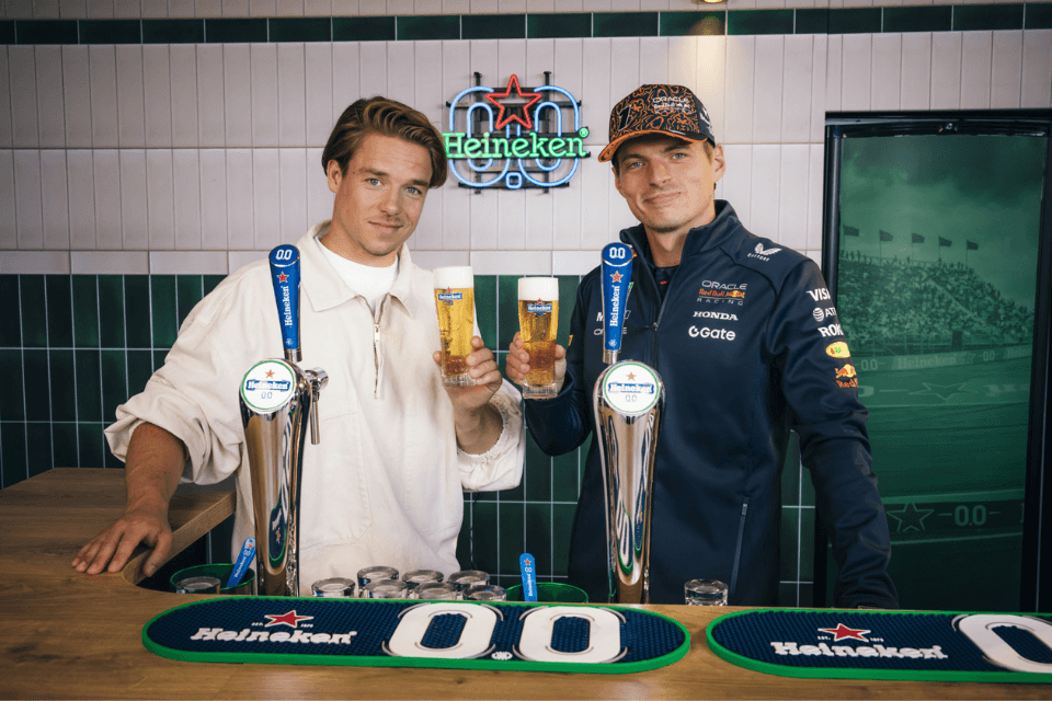 Koen Weijland en Max Verstappen openen de nulpuntnul pitsstraat op Zandvoort