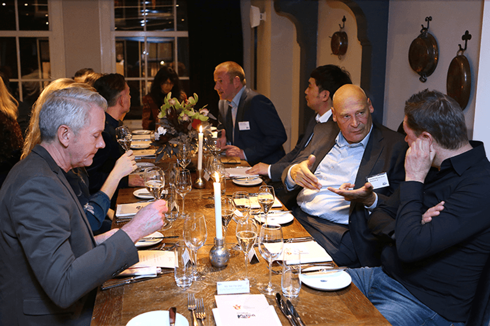 De Koreaanse afgevaardigden maakten het gezellig met de meetingplanners. Veel goede gesprekken en heerlijk, maar geen Koreaans eten. Ook geen Koreaanse muziek op de achtergrond, dat had toch wat meer Aziatische sfeer gegeven. De slogan was “Imagine Your K