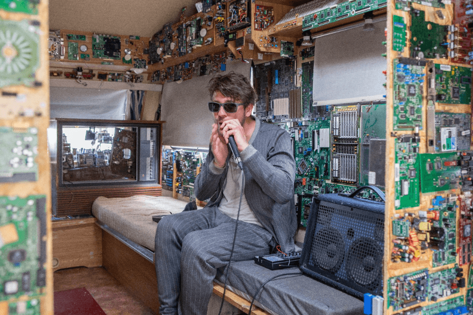 Kunstenaar Pet van de Luijtgaarden in zijn Duurzaamheidsdoolhof