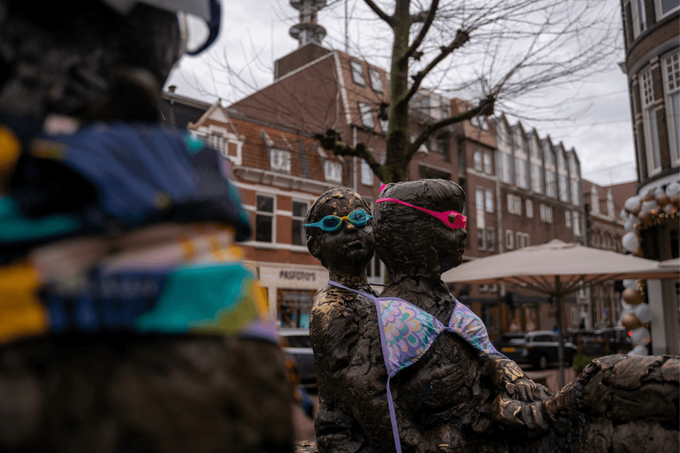 Kunstwerken in badtenue voor Nieuwjaarsduik Nijmegen