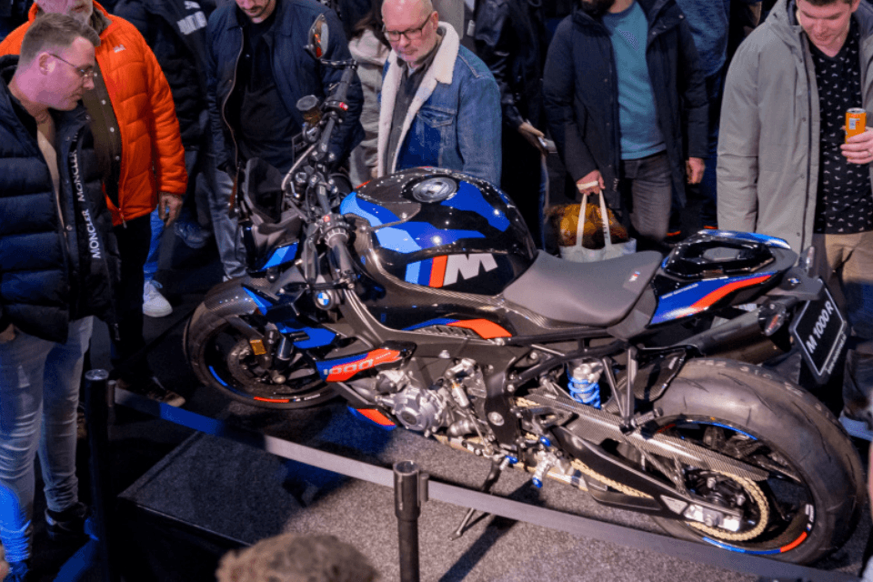 Bezoekers Motorbeurs Utrecht rondom een motor