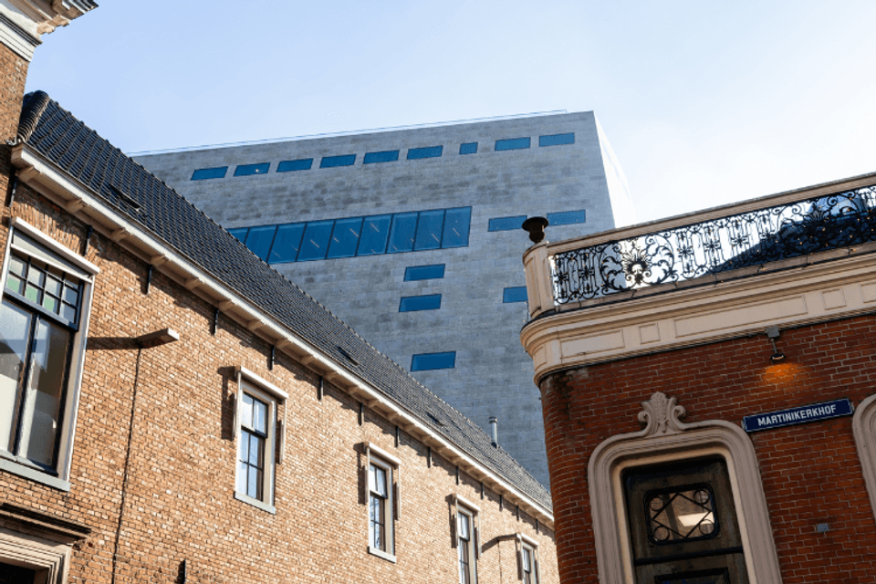 Martinikerkhof Groningen met op de achtergrond Forum