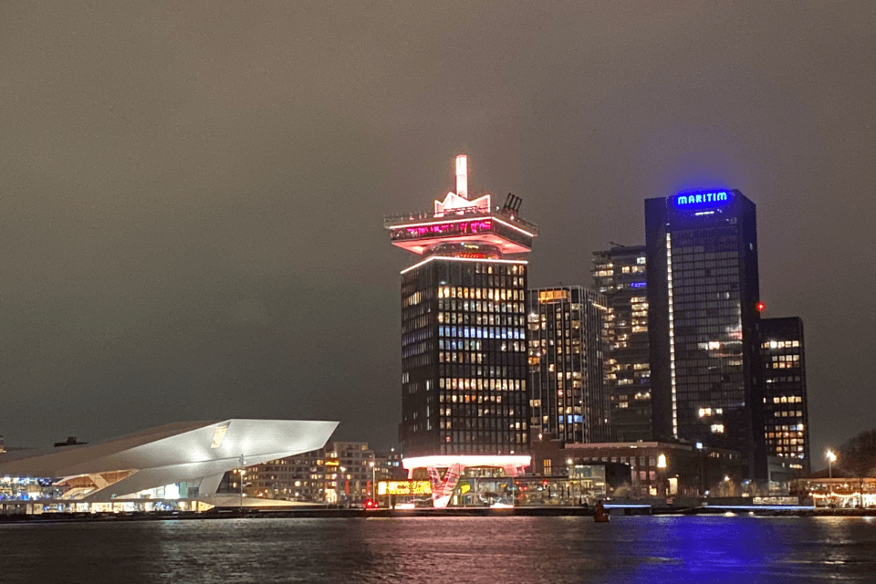 Maritim Hotel Amsterdam achter Adam Toren en Eye filmmuseum