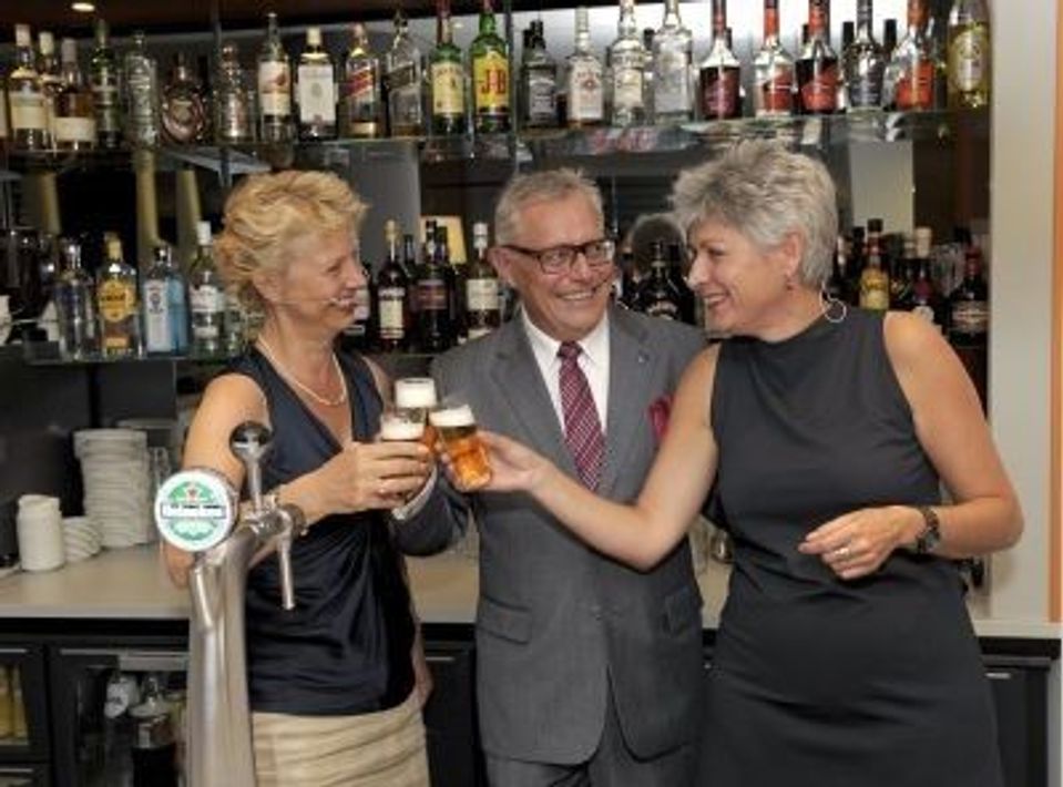 Marjolein de Jong - locoburgemeester Den Haag, Krijn Taat - general manager Novotel Den Haag World Forum, Caro van Eekelen - algemeen directeur Accor Hotels Nederland