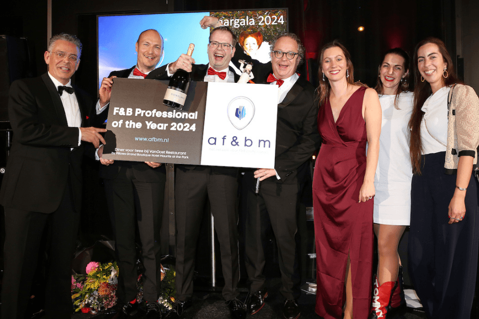 Mark Visschedijk neemt de F&B Professional of the Year Award 2024 in ontvangst