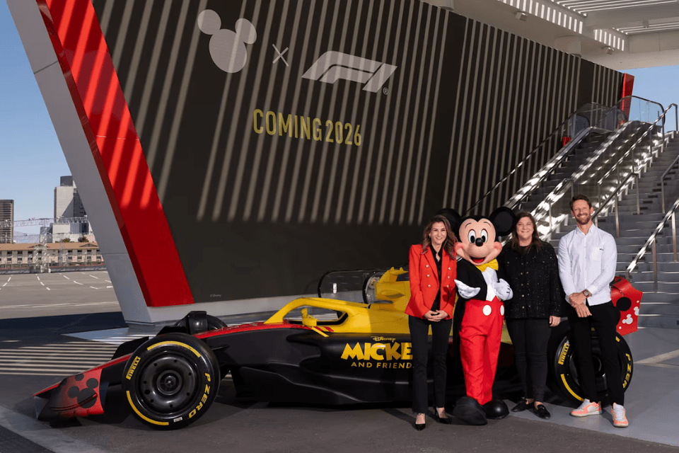 Mickey Mouse voor zijn Formula 1-wagen