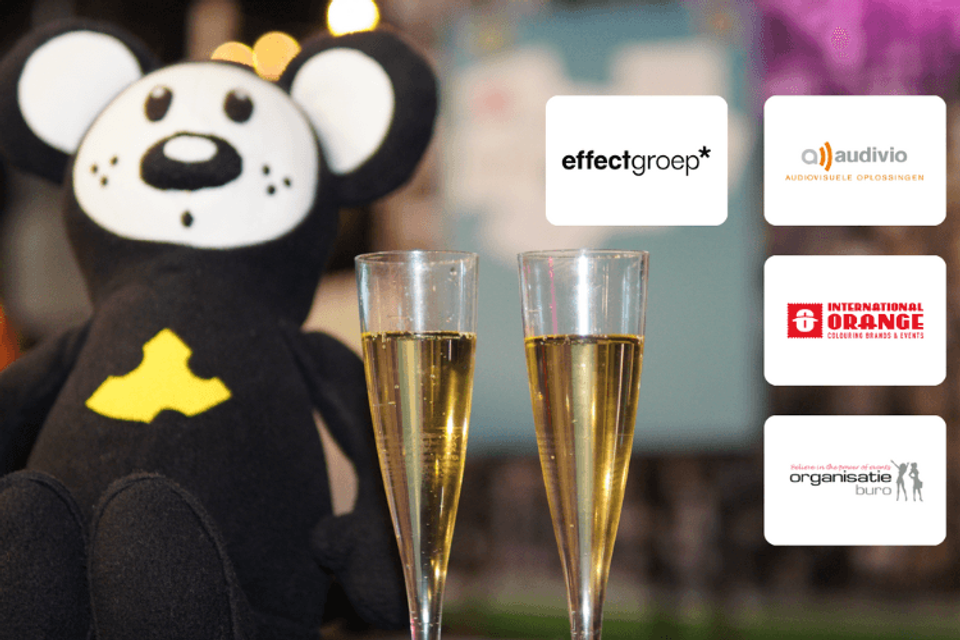 Momice boegbeeld met labels van netwerkpartners