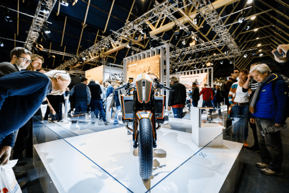 Beursbezoekers bewonderen motor op Motorbeurs Utrecht
