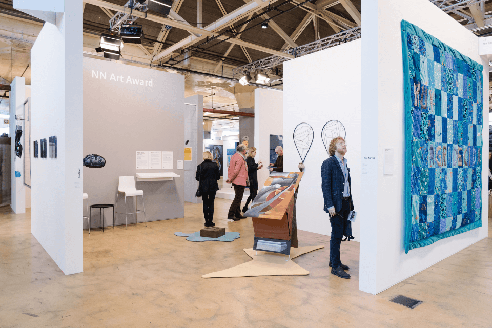 Bezoeker in tentoonstelling NN Art Award