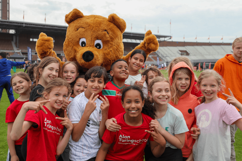 Scholieren tijdens NextGen Games in het Olympisch Stadion