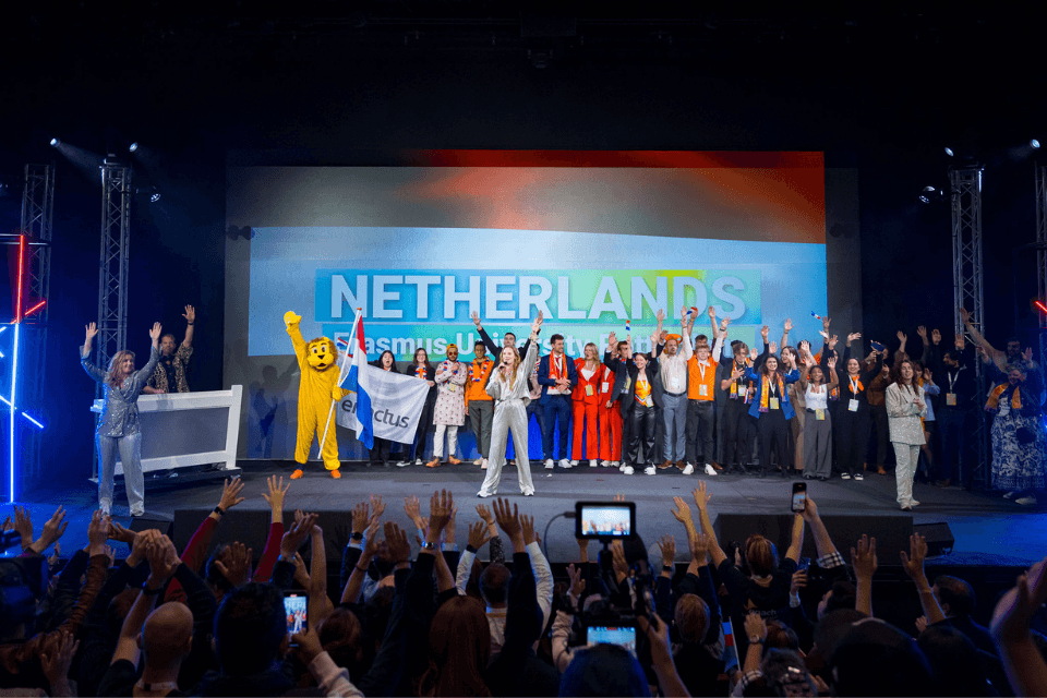 Officiële opening van Enactus World Cup 2023 op het podium van het Beatrix Theater