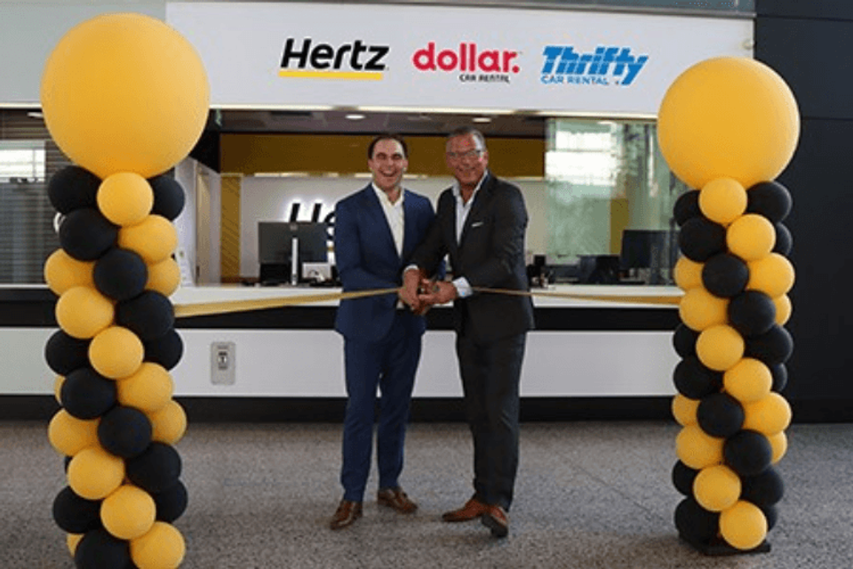 Eric Siewers en Jeroen van Hooff knippen het lint bij de opening van Hertz Utrecht Jaarbeurs