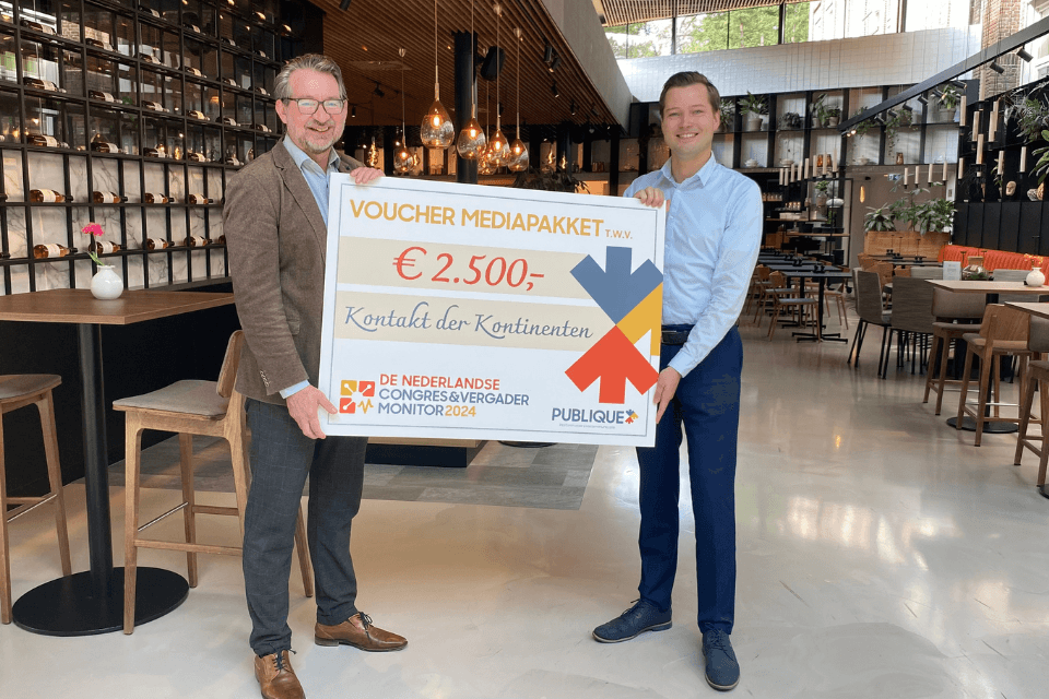 Edwin Nunnink overhandigt waardecheque aan Thomas Nauta