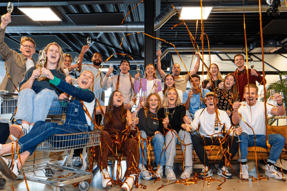 Het team viert de lancering van de Press Play webshop
