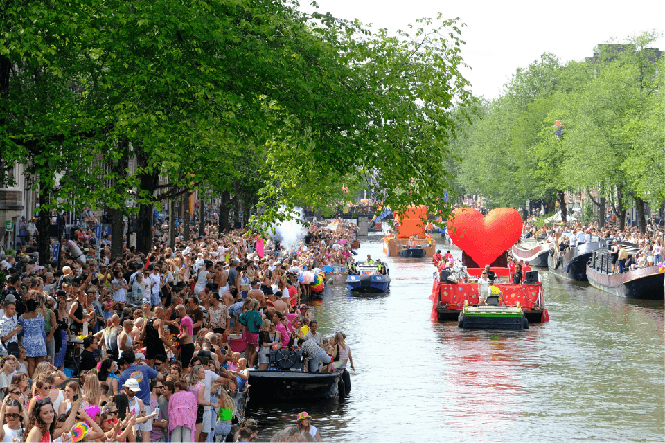 Botenparade tijdens Pride Amsterdam