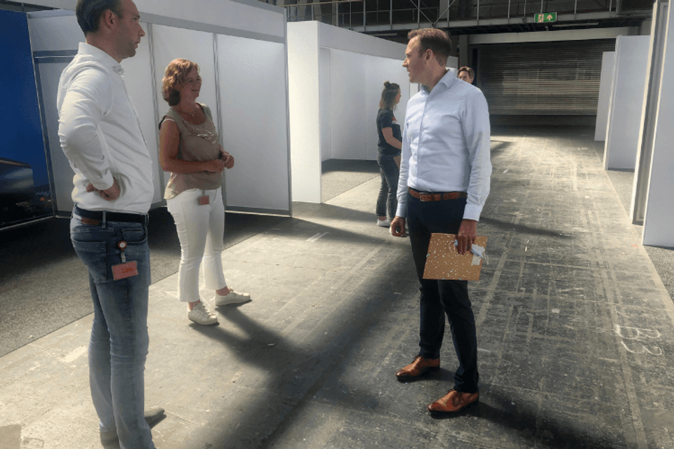 RAI-medewerkers Daan Dekker, Monique Slinger en Bart van der Heijden beoordelen de proefstands