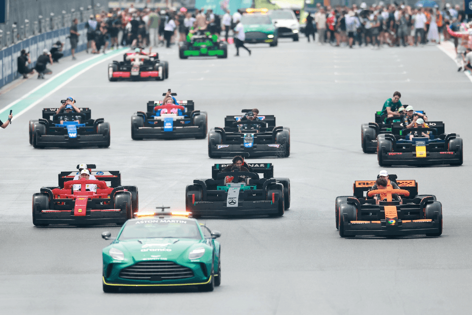 Real size F1 autos van Lego