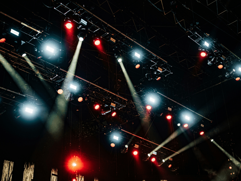 Rigging en flashlights op podium festival