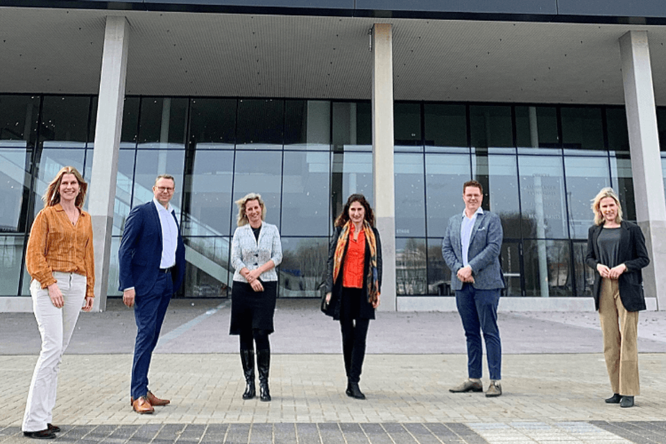 De vertegenwoordigers van Rotterdam Ahoy en ACS audiovisual solutions