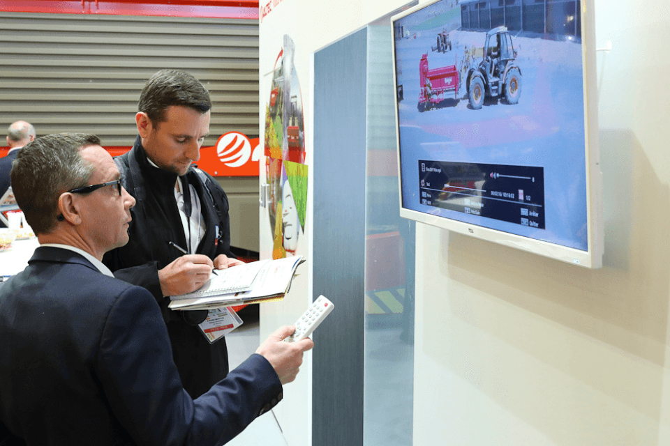 Beursbezoeker en exposant op vakbeurs SIMA