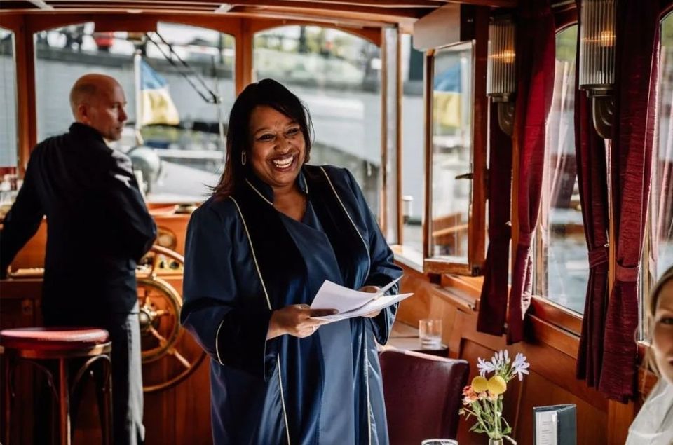 Trouwambtenaar Satcha Bourna gaat 20 gelukkige stellen trouwen op de Ring