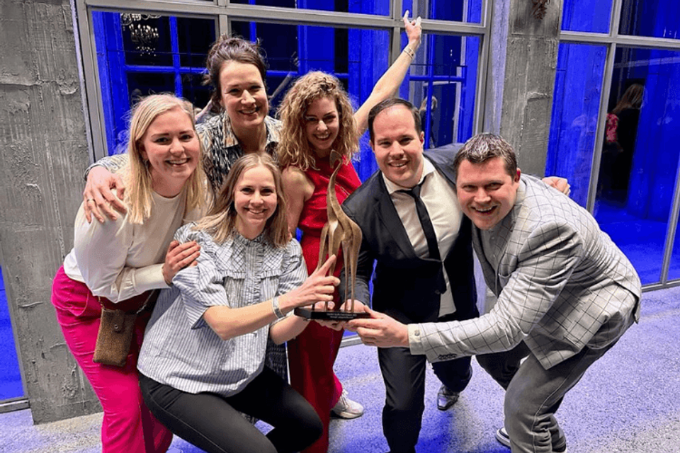 Het team van Schokker Producties en Probo met de Gouden Giraffe Award in handen
