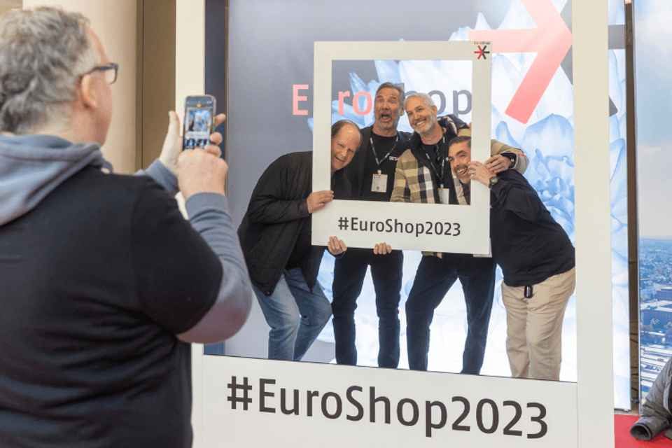 Bezoekers nemen selfie op Euroshop 2023