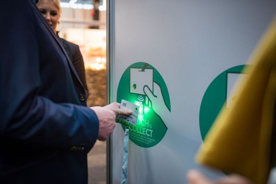 Digitale beurstas met smartbadge technologie op TrendZ