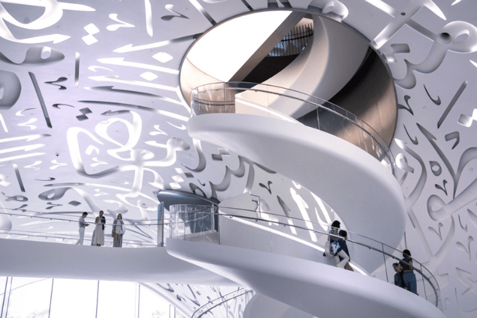 Ingang van het Museum van de Toekomst in Dubai, entree met wenteltrappen en toeristen