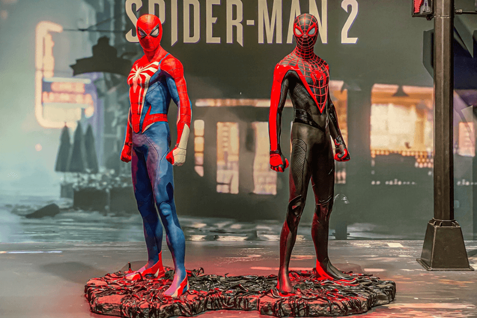 Twee Spidermanfiguren in de Playstation stand tijdens Paris Games Week
