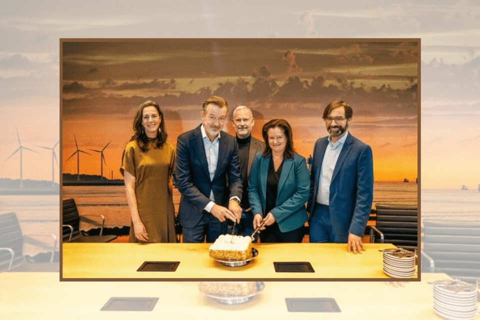 Sponsorcontract Wereldhavendagen aansnijden taart