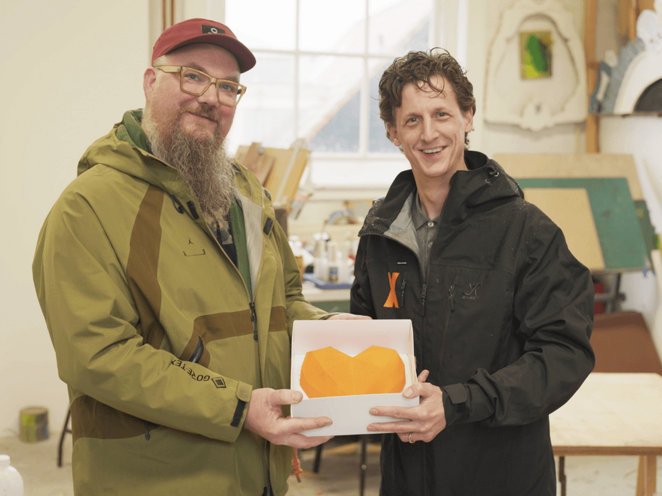 Stefan Kasper en Pieter Claassen met de 25 jaar jubileumtaart van XSAGA