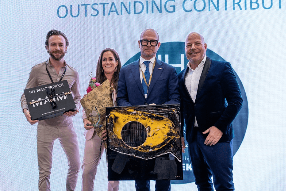 Stephan Stokkermans met de Outstanding Contribution Award