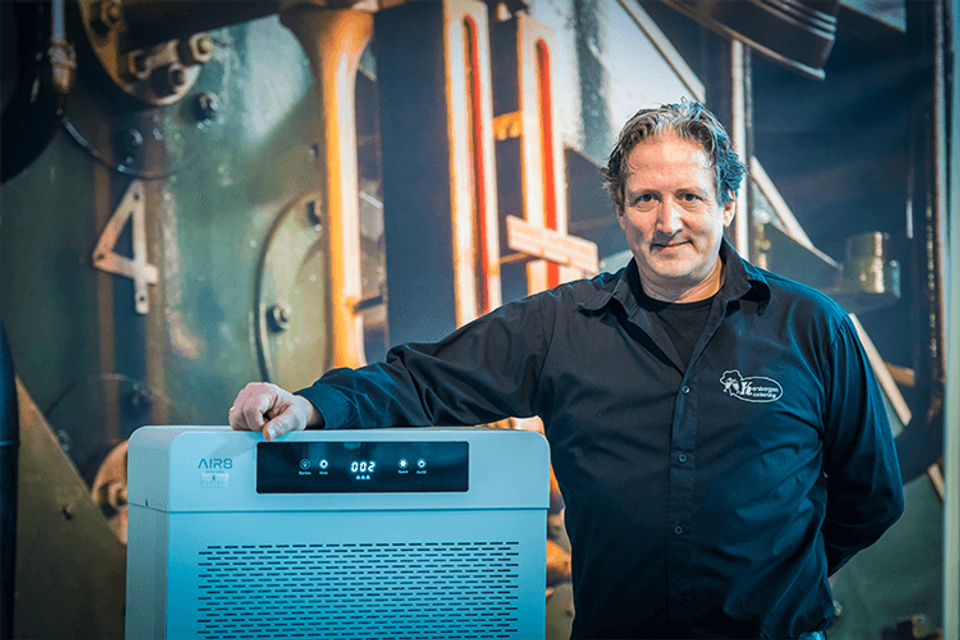 Martin Kersbergen, uitbater van De Stoomhal in Wormer bij de AIR8 1200i PRO mobiele luchtreiniger