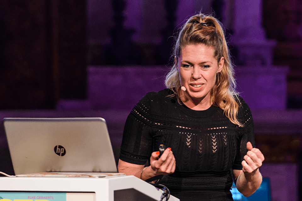 Suzan Kuijsten spreekt tijdens het stressfestival