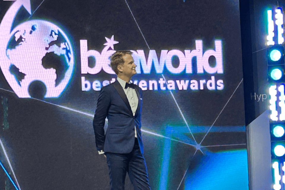 Thomas Mulder op het podium bij de Beaworld best event awards 2024