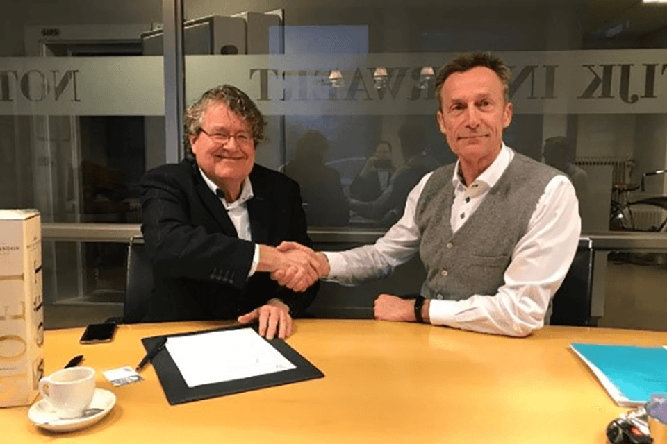 Ton Soons en Riemer Rijpkema beklinken de overname van de Vergaderhamers door CLC-Vecta