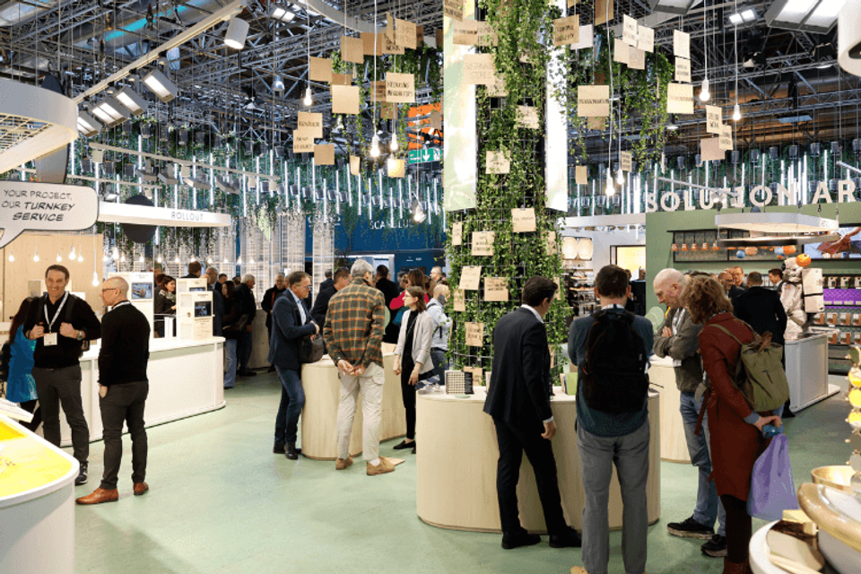 De duurzaamheidsboom als centraal middelpunt op de stand van Umdash tijdens Euroshop 2023