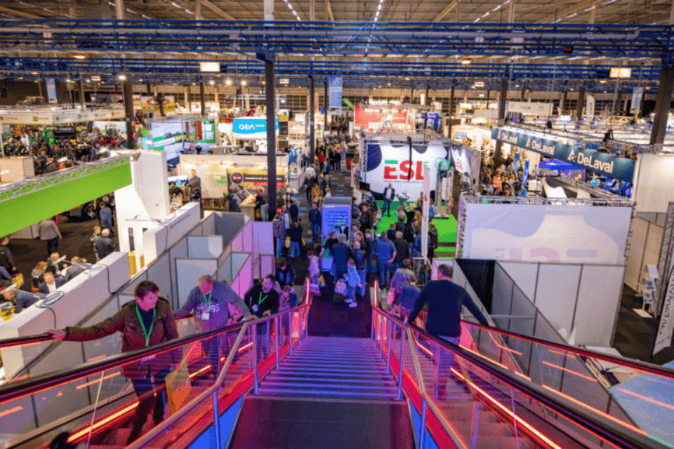 Bezoekers op trap naar beurshal