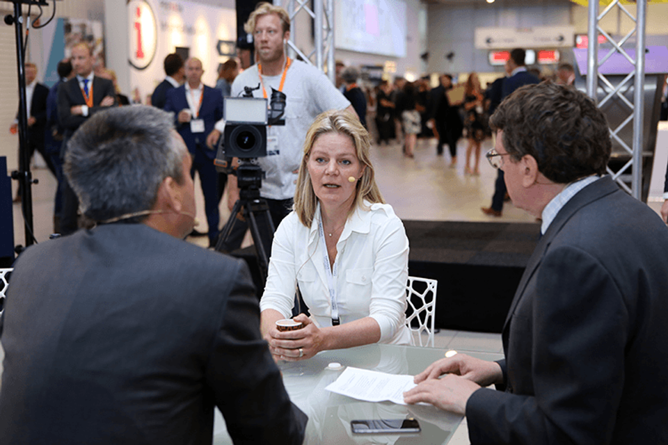 Johannes van Benthum presenteert het Vastgoedmarkt Ontbijtnieuws op Provada met aan tafel directeur Roel van de Bilt van Rabo Real Estate Finance en directeur Vastgoed Nicole Maarsen van Syntrus Achmea Real Estate & Finance. foto: Cynthia van Dijke