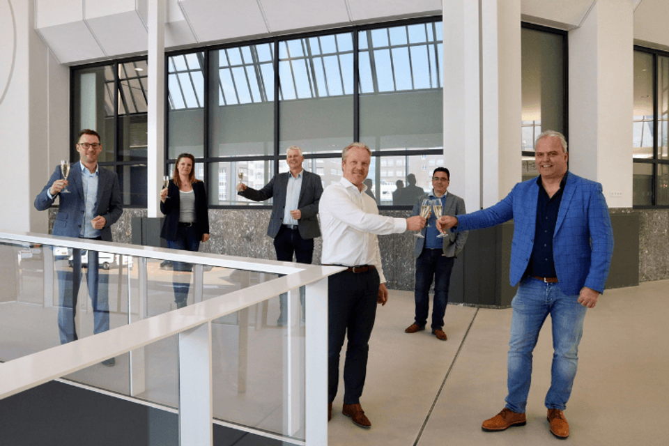 Rob van de Wiel en Richard Kluijtmans klinken op de overeenkomst