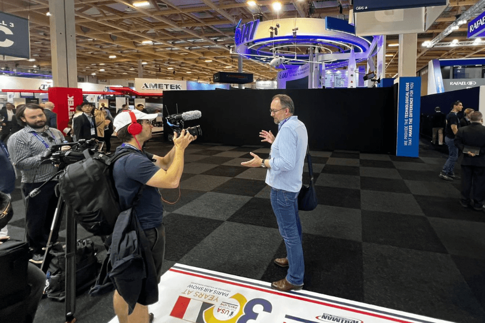 De pers komt kijken bij de afgezette stands