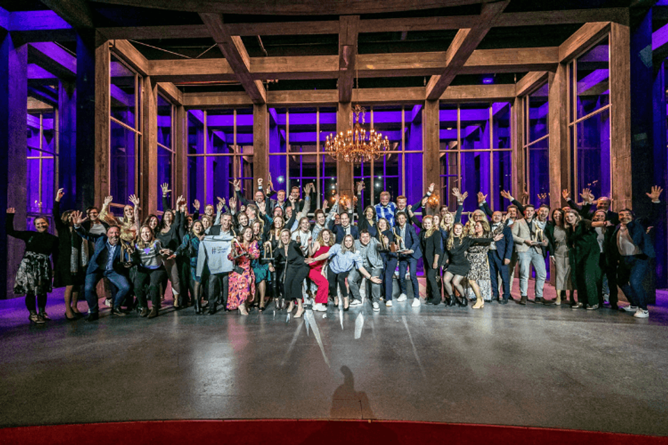 Winnaars van de Gouden Giraffe Event Awards 2023 op het podium in TheaterHangaar
