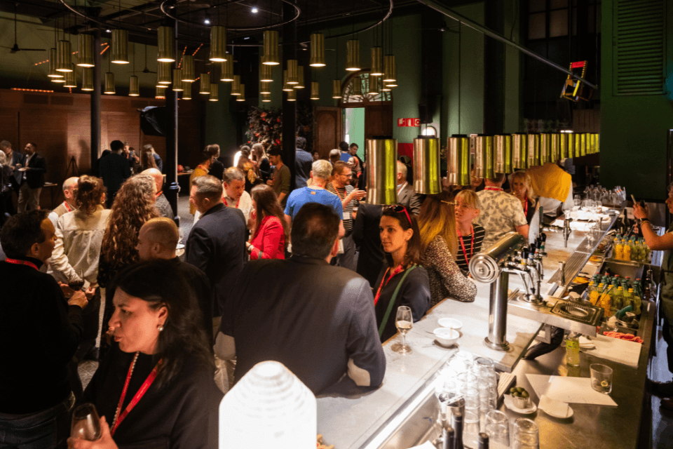 Viering zestigjarig jubileum op de IBTM-stand van Switzerland Convention Incentive Bureau