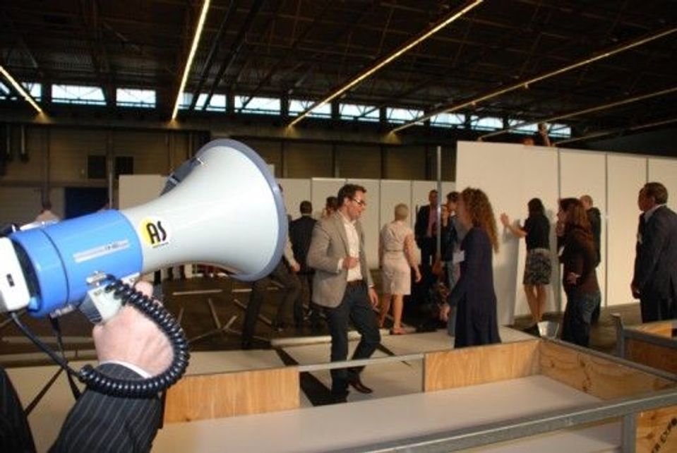 Tijdens eDay namen acht teams het tegen elkaar op in een hilarisch potje standwandbouwen.