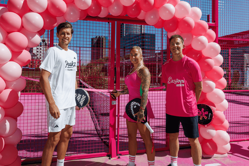 Als aftrap openen Peakz Padel en EasyToys een knalroze padelbaan bij de vernieuwde Peakz Padel locatie Amsterdam Sloterdijk.