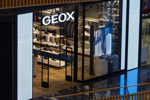 Geox ziet omzet dalen, maar halveert verlies