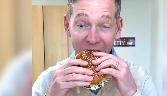 RetailSnippets: Happen in een hamburger en balanceren met een winkelkar