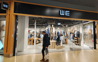 Moederbedrijf WE Fashion ziet winst flink dalen, omzet iets lager