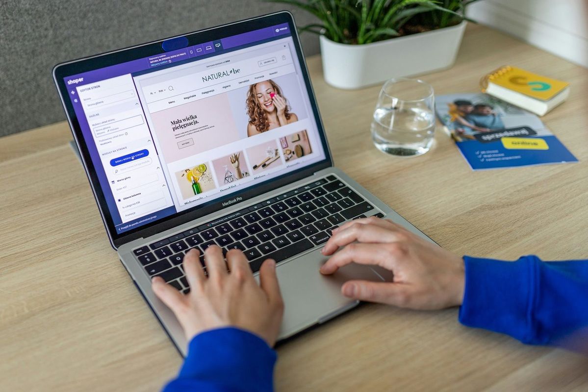 Hoe toegankelijk is de one.com webshop builder voor Nederlandse retailers in 2026?